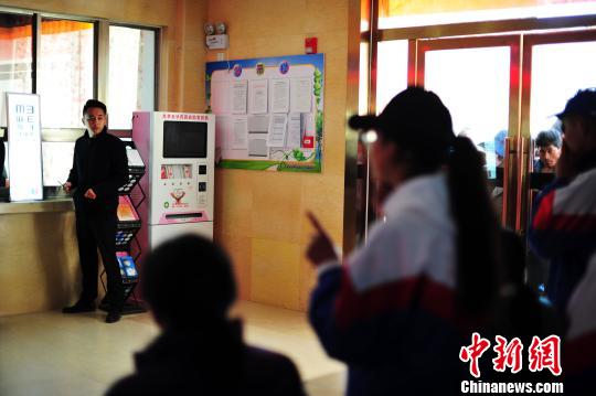 图为中国儿基会儿童健康教育与医疗扶贫专项基金首个“耳聪目明计划”医疗点10日在拉萨正式启用。中国儿基会儿童健康教育与医疗扶贫专项基金团队为拉萨中小学生进行视力筛查。　张伟 摄