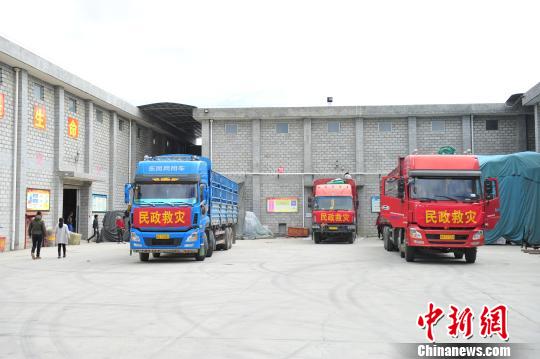 图为10月12日，在西藏自治区民政厅救灾物资储备中心的各个仓库门前，担负转运救灾物资任务的大货车正在紧张地装车。　张伟 摄