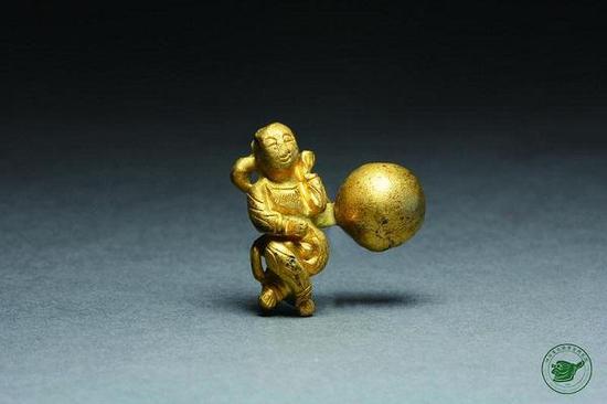 图说：江口沉银出水文物童子形金钮子。本文照片由刘志岩提供