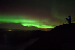 冰岛瀑布上空出现璀璨极光
