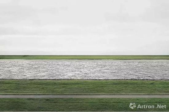 ▲Andreas Gursky《莱茵河II》