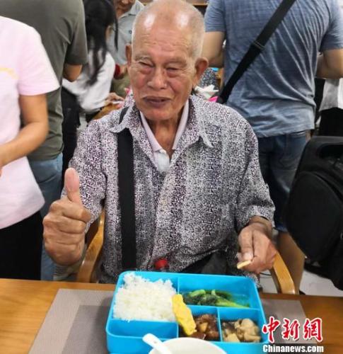 10月17日，81岁的陈志勇老人在海口市美兰区海府街道龙舌坡社区“长者饭堂”就餐时竖起大拇指点赞。　尹海明 摄