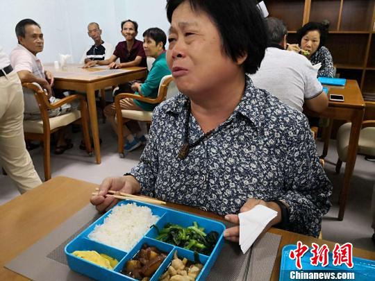 10月17日，66岁的老人林淑琼在海口市美兰区海府街道龙舌坡社区“长者饭堂”就餐时感动得眼含泪水。　尹海明 摄