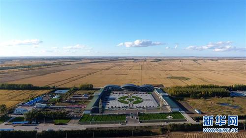 黑龙江七星农场北大荒精准农业农机中心（9月26日无人机拍摄）。 新华社发（顾景坤 摄）
