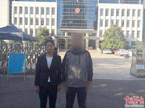 开庭后，赵阳(右)和代理律师张晓丽在洛阳市洛龙区人民法院前合影。