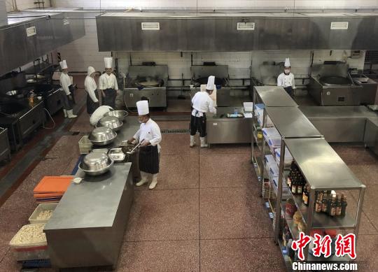 北京市食品药品监管局赴集体用餐配送单位进行食品安全专项检查。北京市食药监局供图