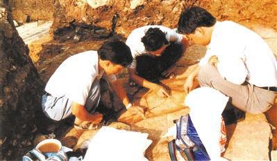 考古人员在清理“蕃”字石刻。