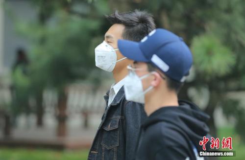10月15日8时，北京民众戴口罩防护出行。<a target='_blank' href='http://www.chinanews.com/'>中新社</a>记者 杨可佳 摄