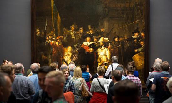 人们在阿姆斯特丹国立博物馆驻足欣赏《夜巡》?Tim Graham/Getty Images
