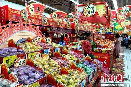 10月16日，中国国家统计局发布数据显示，2018年前三季度，中国居民消费价格总水平(CPI)同比上涨2.1%。9月份，中国CPI同比涨2.5%，涨幅创2018年3月份以来的新高。资料图为福州市民在超市内购物。<a target='_blank' href='http://www.chinanews.com/'>中新社</a>记者 王东明 摄