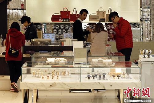1月17日，顾客在上海某商场选购商品。当日，贝恩公司发布的《2017年中国奢侈品市场研究》报告显示，在经历了三年的减速期后，中国个人奢侈品消费在2016年第三季度迎来了反弹并在2017年强势增长。其中，中国消费者在内地市场的奢侈品消费增速超过了海外市场，内地市场增幅达到了20%。
<a target='_blank' href='http://www.chinanews.com/'>中新社</a>记者 汤彦俊 摄