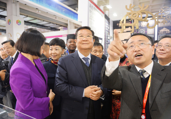 原教育部副部长刘利民参观第二届中国北京国际语言文化博览会。