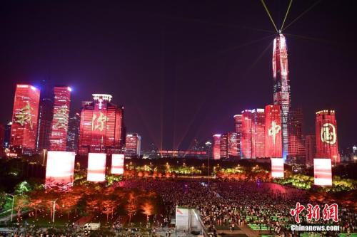 资料图：主题为“辉煌新时代”的深圳中心区灯光表演。中新社记者 陈文 摄