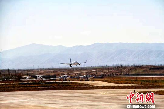 重庆-固原G52667航班首次降落固原。　李佩珊 摄