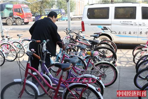 p34 王庆坨镇聚集了诸多自行车商铺厂商，但如今挑选购买或订货的客户寥寥无几。《中国经济周刊》记者 银昕I 摄