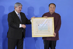 阿尔及利亚总理向中国作家莫言颁发“国家杰出奖”