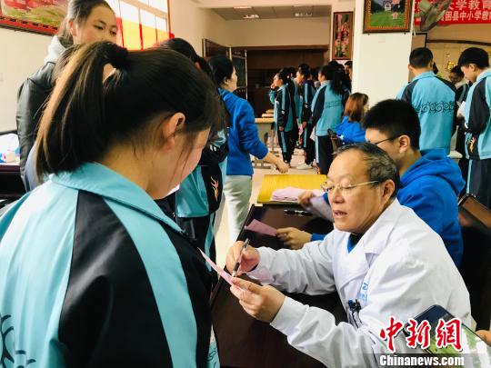 四川凉山：公益医疗队免费救治眼病患儿两个月筛查2.8万人