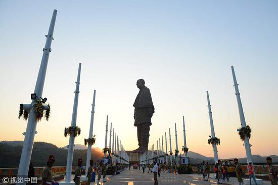 印度全球最高雕像将揭幕耗资28亿 民众组织抗议