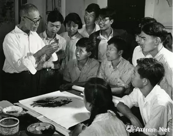 潘天寿1961年给花鸟班上课