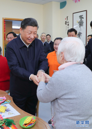 11月6日，中共中央总书记、国家主席、中央军委主席习近平在上海考察。这是习近平在虹口区市民驿站嘉兴路街道第一分站托老所同老年居民亲切握手。 新华社记者 谢环驰 摄