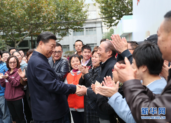 　11月6日，中共中央总书记、国家主席、中央军委主席习近平在上海考察。这是习近平在虹口区市民驿站嘉兴路街道第一分站同居民亲切握手。 新华社记者 谢环驰 摄