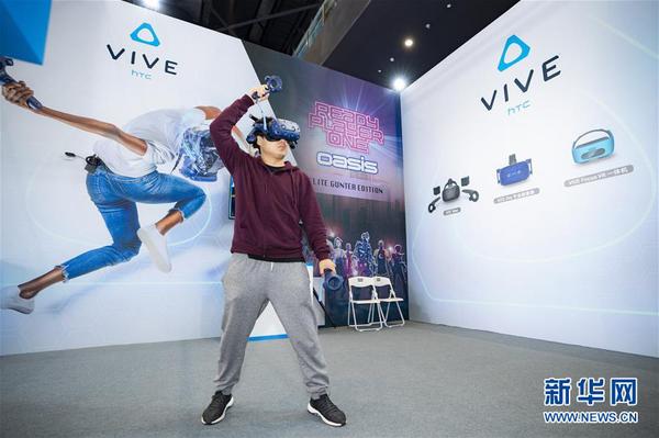 11月7日，参观者在第五届世界互联网大会上体验虚拟现实技术。 当日，第五届世界互联网大会在浙江乌镇开幕。