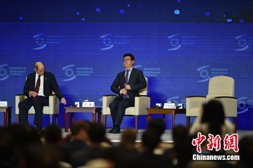丁磊(右一)在世界互联网大会圆桌会议上发言。<a target='_blank' href='http://www.chinanews.com/' >中新网</a> 李骏 摄