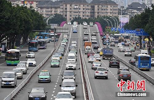 资料图：市民驾驶机动车行驶在道路上。<a target='_blank' href='http://www.chinanews.com/'>中新社</a>记者 张斌 摄