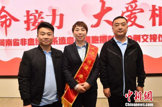 志愿者毛先付（左）、张明娅（中）、崔志斌（右）同日在郑州完成造血干细胞捐献。　丁友明　摄