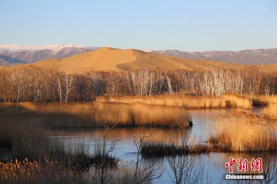 初冬时节，新疆生产建设兵团白沙湖景区。杨东东 摄