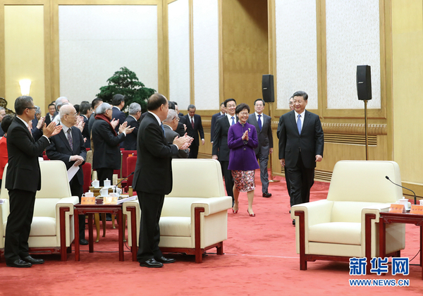 11月12日，国家主席习近平在北京人民大会堂会见香港澳门各界庆祝国家改革开放40周年访问团。3