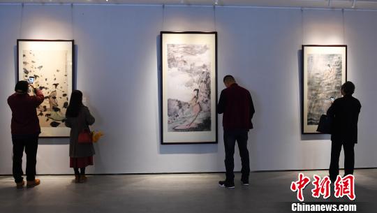 11月2日，参观者在傅抱石艺术馆欣赏画作。　凌厚祥 摄