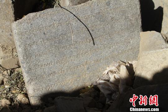 图为碎块石碑上的清晰藏文。　赵朗 摄