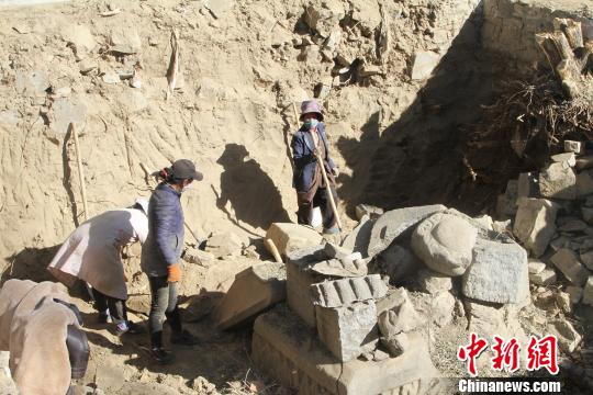 图为工人正在挖掘石碑。　赵朗 摄