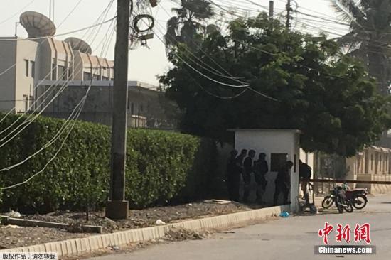 据媒体报道，目击者在现场看到，至少有三至四人对中国驻卡拉奇领事馆发动袭击。“袭击者试图冲进领事馆，在遭到守卫阻拦时开枪并投掷手榴弹”，目击者称。