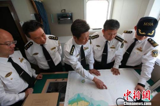 粤桂海事部门联合巡航北部湾 广东海事局供图 摄