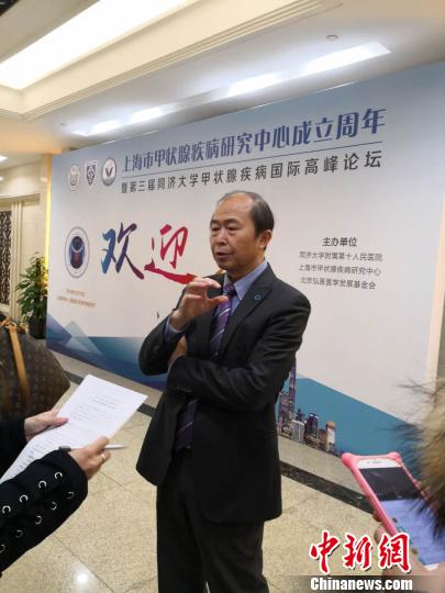 上海市甲状腺疾病研究中心主任邹大进教授表示，当下对甲状腺疾病的治疗既存在治疗不足，又存在治疗过度。　陈静 摄