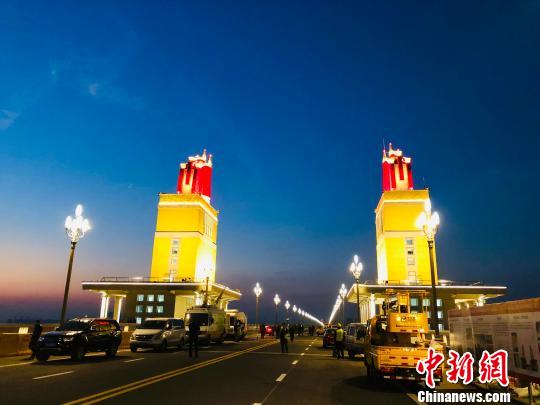 重新亮灯的南京长江大桥桥头堡，在夜空中异常醒目。　婷婷 摄