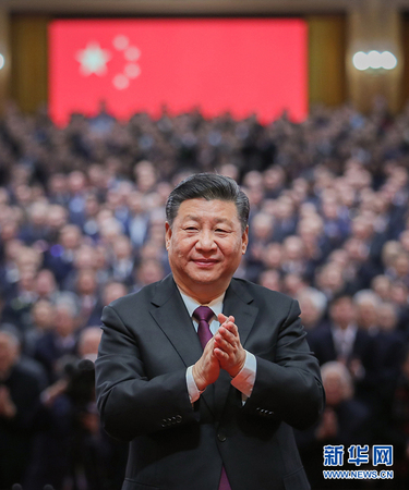 12月18日，庆祝改革开放40周年大会在北京人民大会堂隆重举行。中共中央总书记、国家主席、中央军委主席习近平在大会上发表重要讲话。这是习近平鼓掌向受表彰人员表示祝贺。2