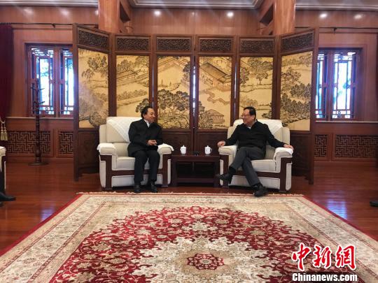 北京大学校长郝平(右)与山西省文物局局长雷建国(左)亲切交谈。　山西省文物局提供 摄