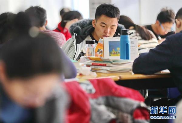 12月20日，在位于河北省秦皇岛市的燕山大学，备考考生在学校图书馆复习。