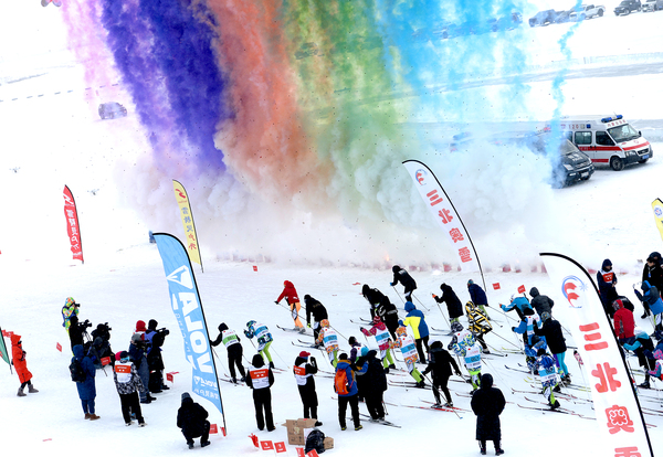 1、2018中国呼伦贝尔（海拉尔）冬季英雄会开幕现场，滑雪运动员准备出发