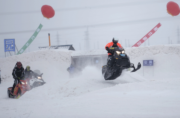 4、雪地摩托车越野挑战赛选手们激烈的角逐