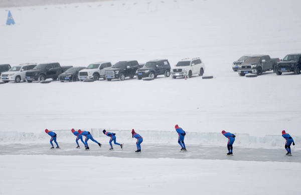 7、运动员冰上角逐。
