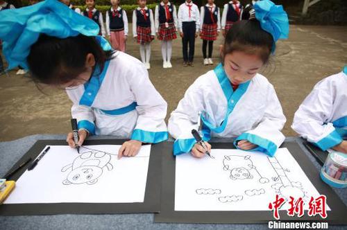 小学生在画大熊猫。　朱柳融 摄