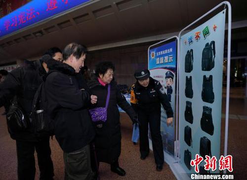 黑双肩包安检时最易拿错北京西站今年已找回错拿行李超400件