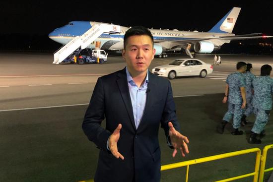 △新加坡巴耶利峇空军基地，央视记者王冠在特朗普专机前出镜报道。