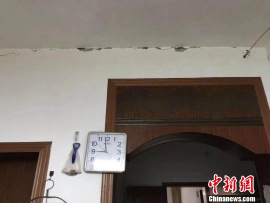 地震后房屋受损。　珙县宣传部供图 摄