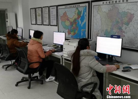 工作人员正在紧张忙碌。四川省地震局