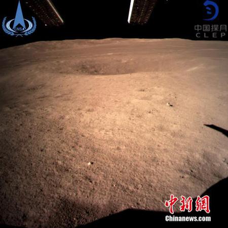 图为嫦娥四号着陆器监视相机C拍摄的着陆点南侧月球背面图像，巡视器将朝此方向驶向月球表面。中国国家航天局/供图